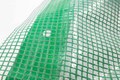 Gitterplane 4,00 x 1,00 m transparent mit grnem Gitter 250 g/m mit Nagelrand verstrkt gefaltet UV-stabil